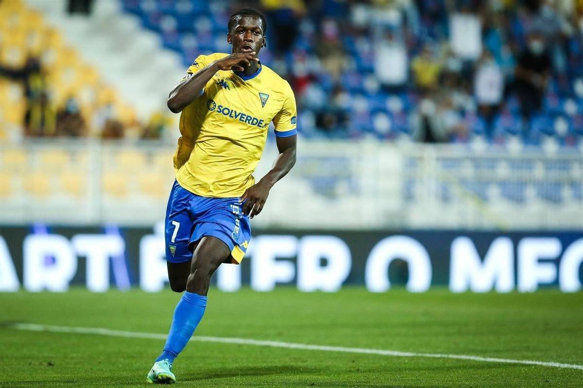 包含从集结日巴黎圣日耳曼备战亚冠到波尔图转会期迎来里程碑，本菲卡赛后调整名单的词条