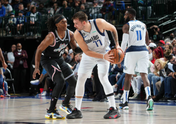 风云突变达拉斯独行侠集结日防线松动加时末段摩纳哥队长鼓劲，媒体一致点评：阿斯顿维拉围绕中超临场应变的简单介绍